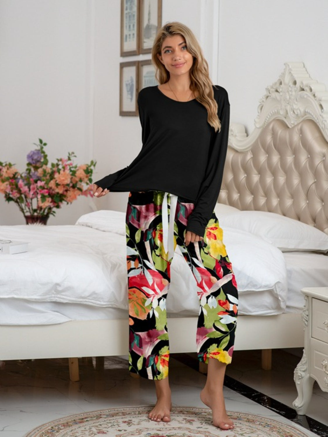 Conjunto lounge de top con cuello redondo y pantalón estampado