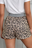 Shorts con cordón en la cintura y bolsillos con estampado de leopardo