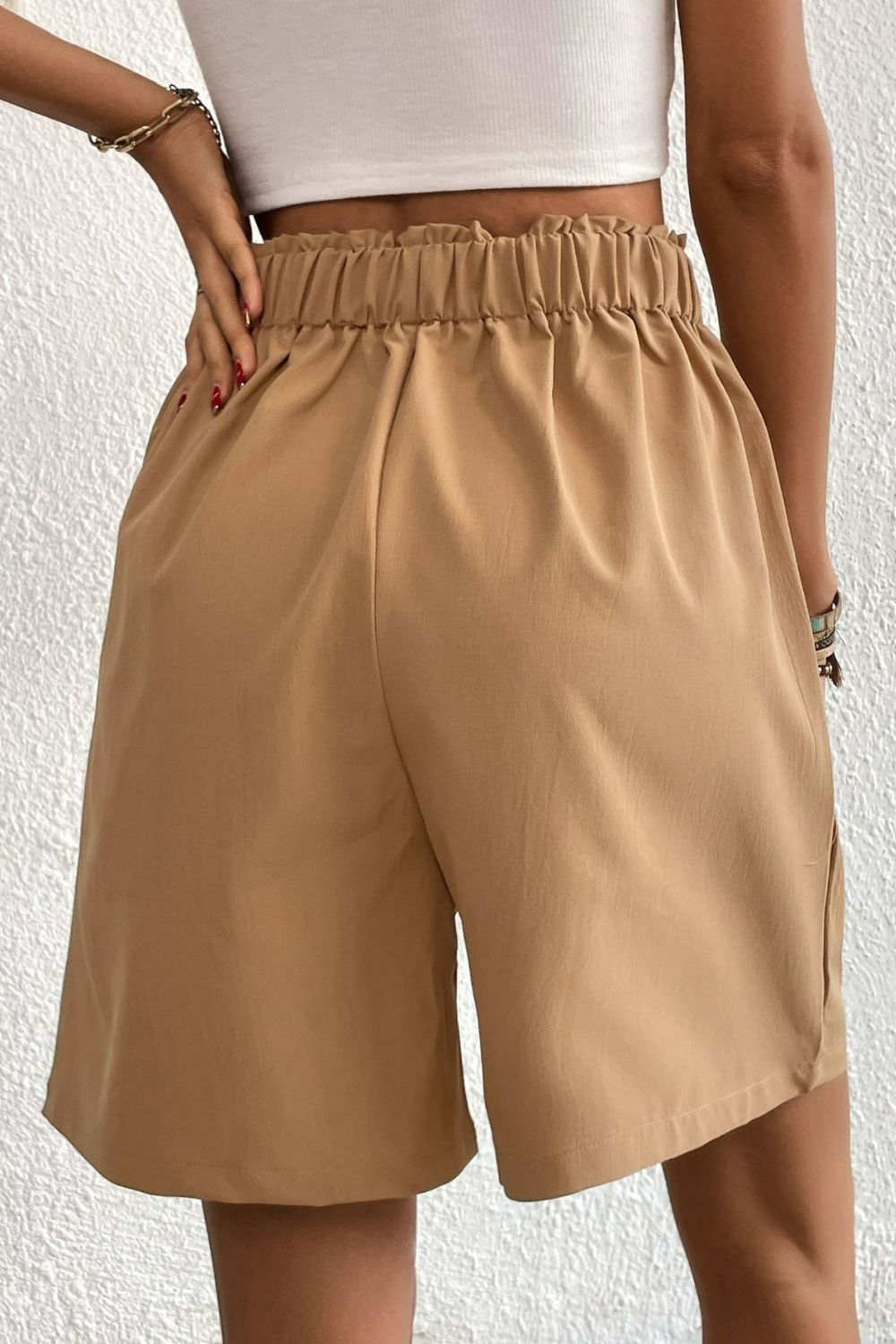 Shorts con detalle plisado y cintura elástica con botones