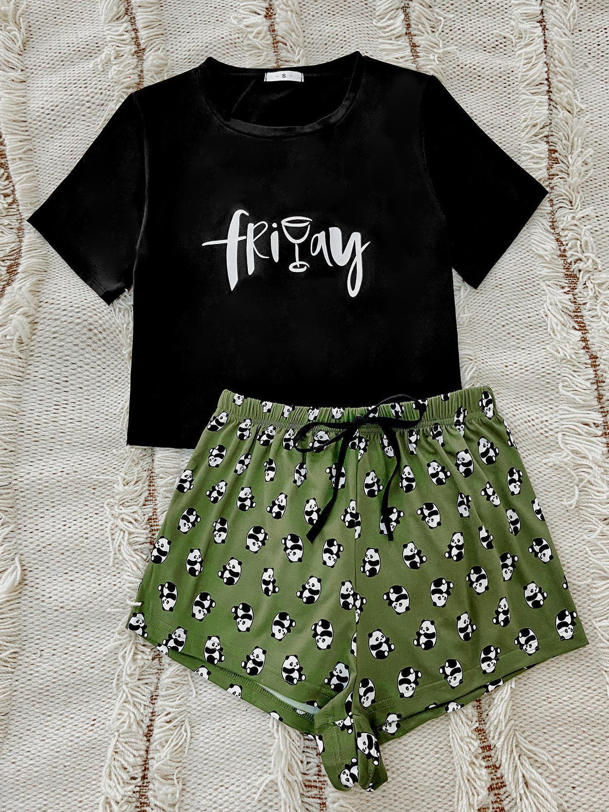 Conjunto de estar por casa con camiseta gráfica y pantalones cortos con estampado de panda