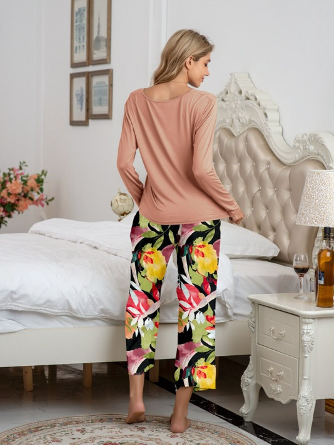 Conjunto lounge de top con cuello redondo y pantalón estampado