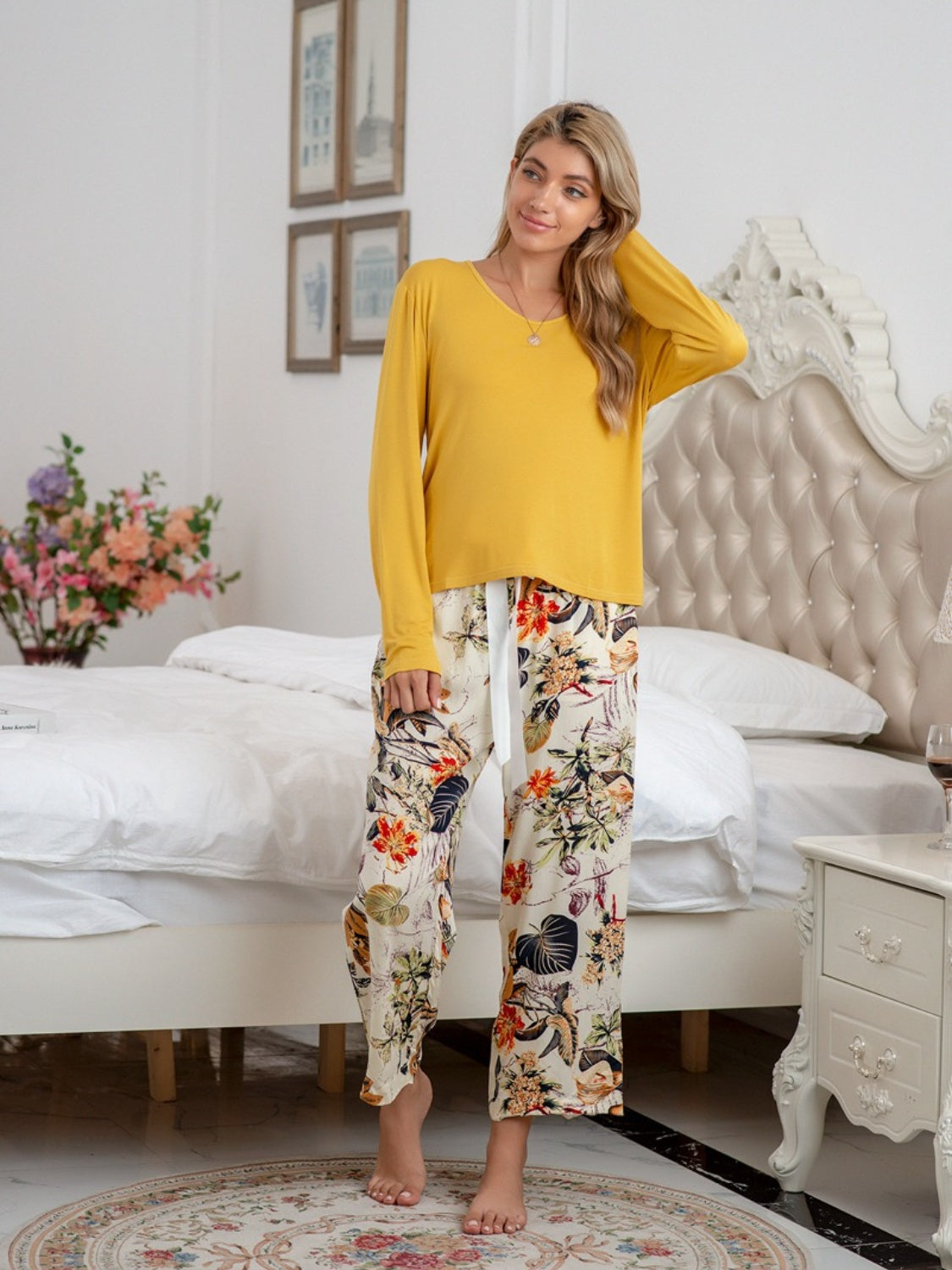 Conjunto lounge de top con cuello redondo y pantalón estampado