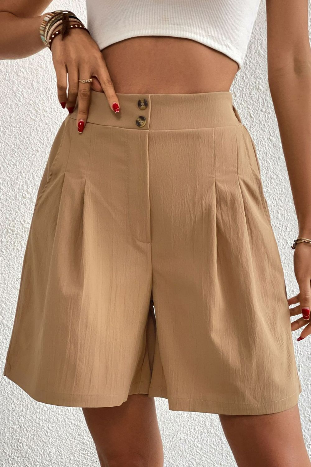 Shorts con detalle plisado y cintura elástica con botones