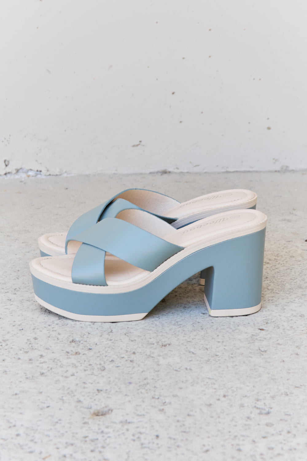 Sandalias con plataforma en contraste Cherish The Moments de Weeboo en azul brumoso