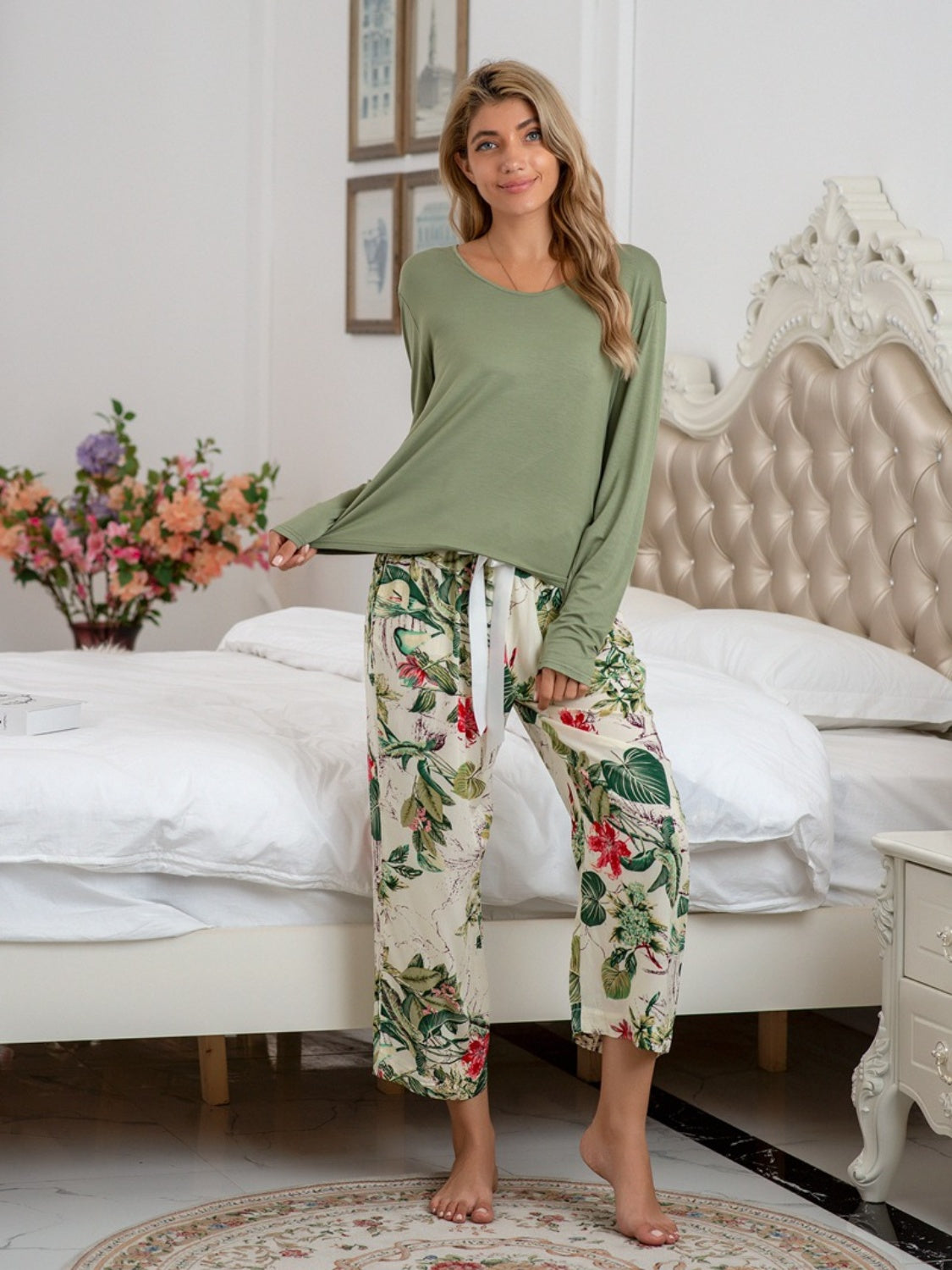 Conjunto lounge de top con cuello redondo y pantalón estampado