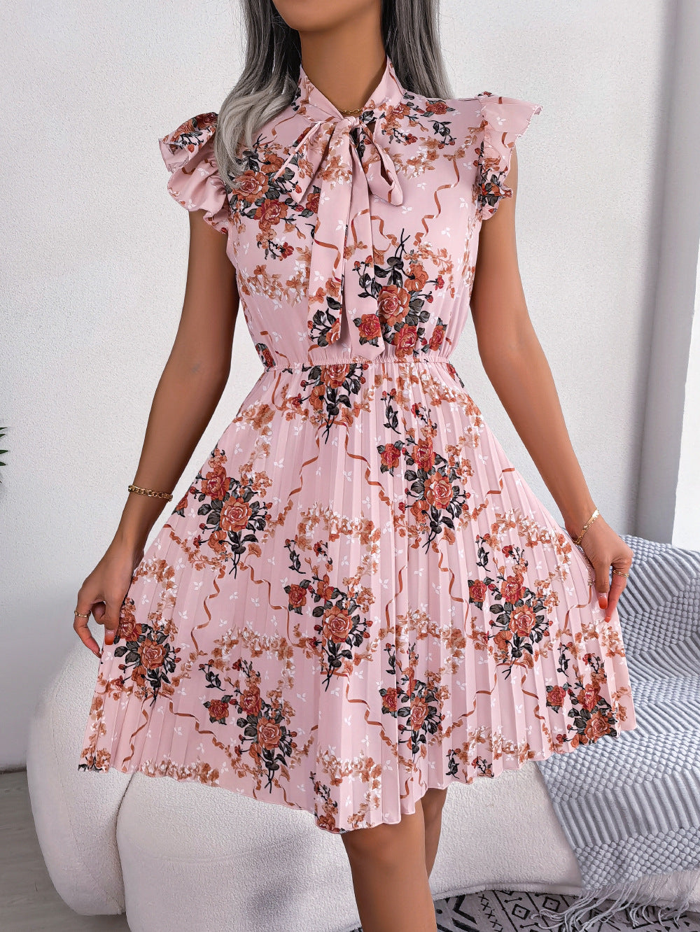 Vestido hasta la rodilla con cuello anudado y estampado floral plisado