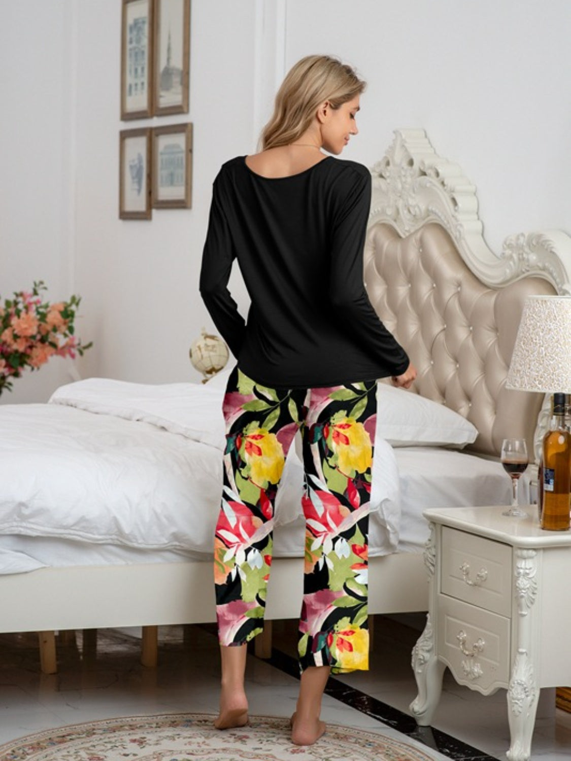 Conjunto lounge de top con cuello redondo y pantalón estampado