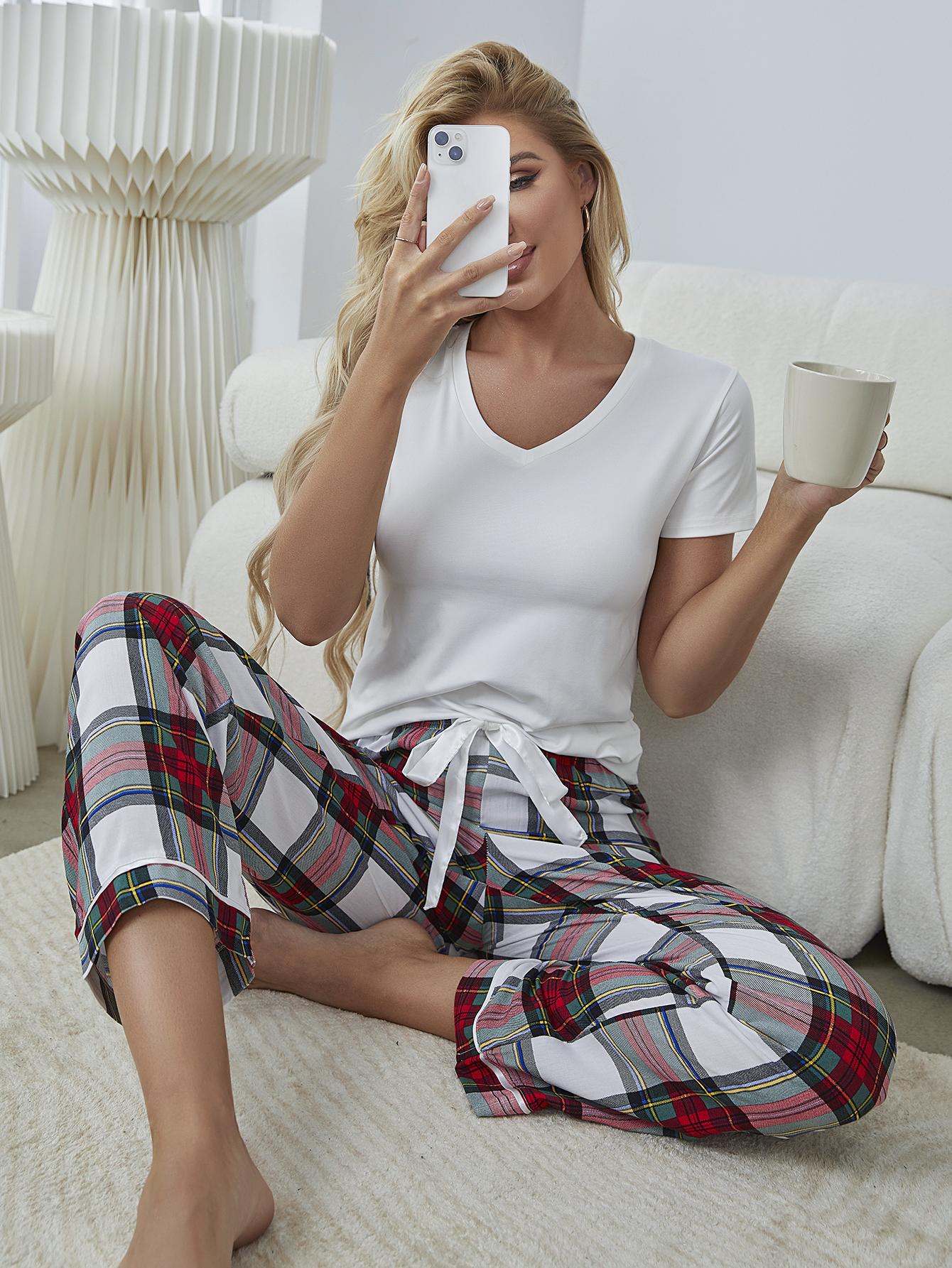 Conjunto de salón con camiseta con cuello en V y pantalones a cuadros