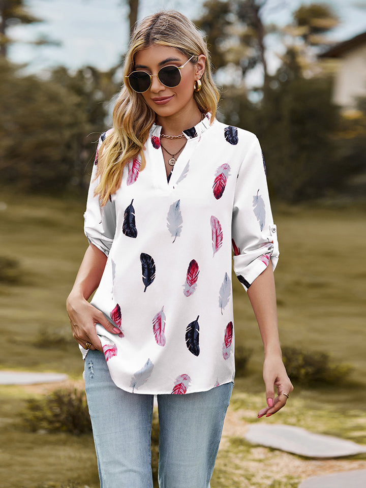 Blusa estampada con cuello con muescas y mangas enrolladas