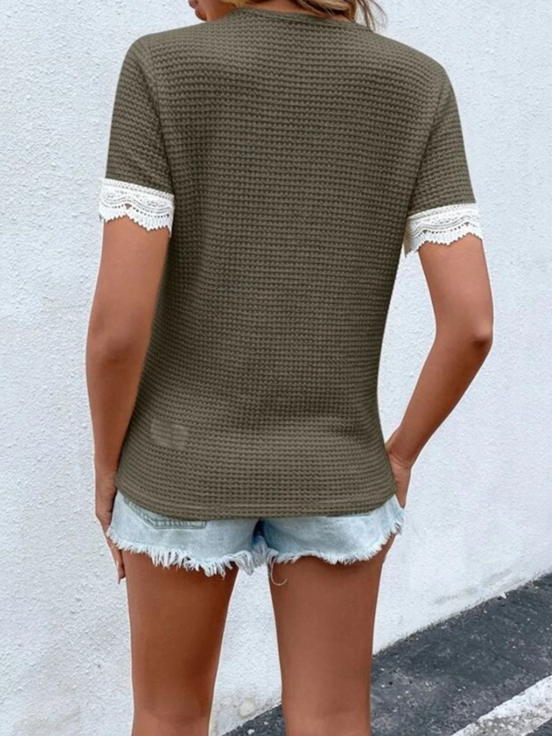 Blusa de manga corta con cuello en V y punto tipo gofre