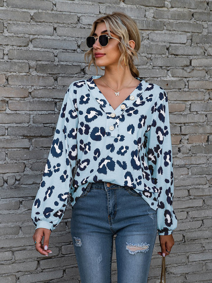 Blusa de manga larga con botones decorativos y cuello en V de leopardo