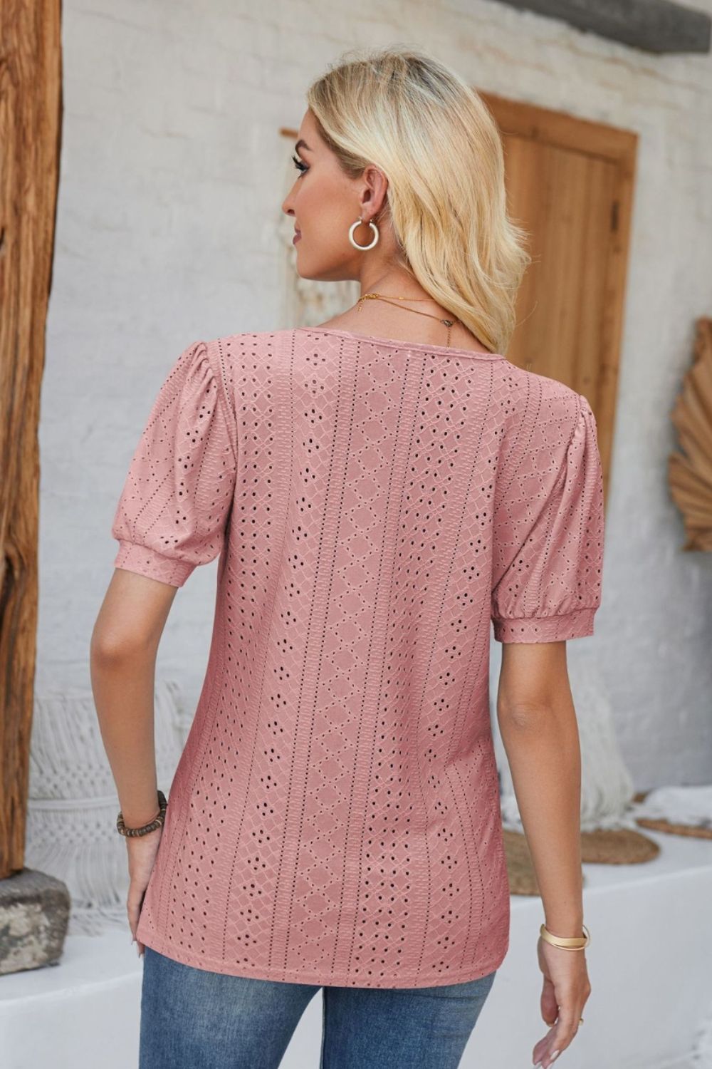 Blusa de manga corta con cuello redondo y ojales