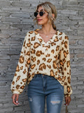 Blusa de manga larga con botones decorativos y cuello en V de leopardo