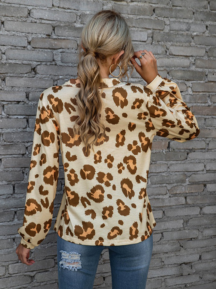 Blusa de manga larga con botones decorativos y cuello en V de leopardo