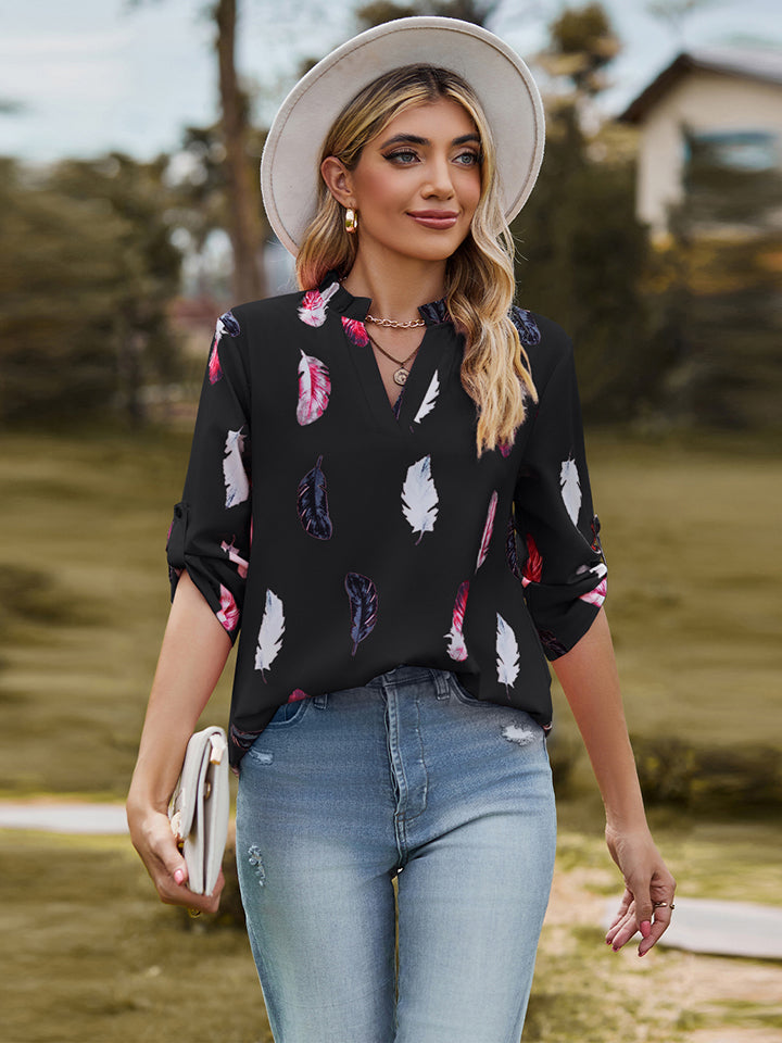 Blusa estampada con cuello con muescas y mangas enrolladas